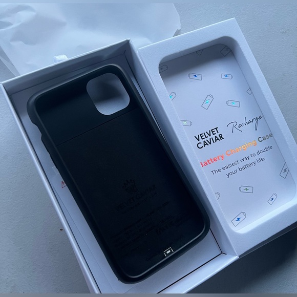 Velvet Caviar IPhone 11 rechargeable case - Picture 2 of 3